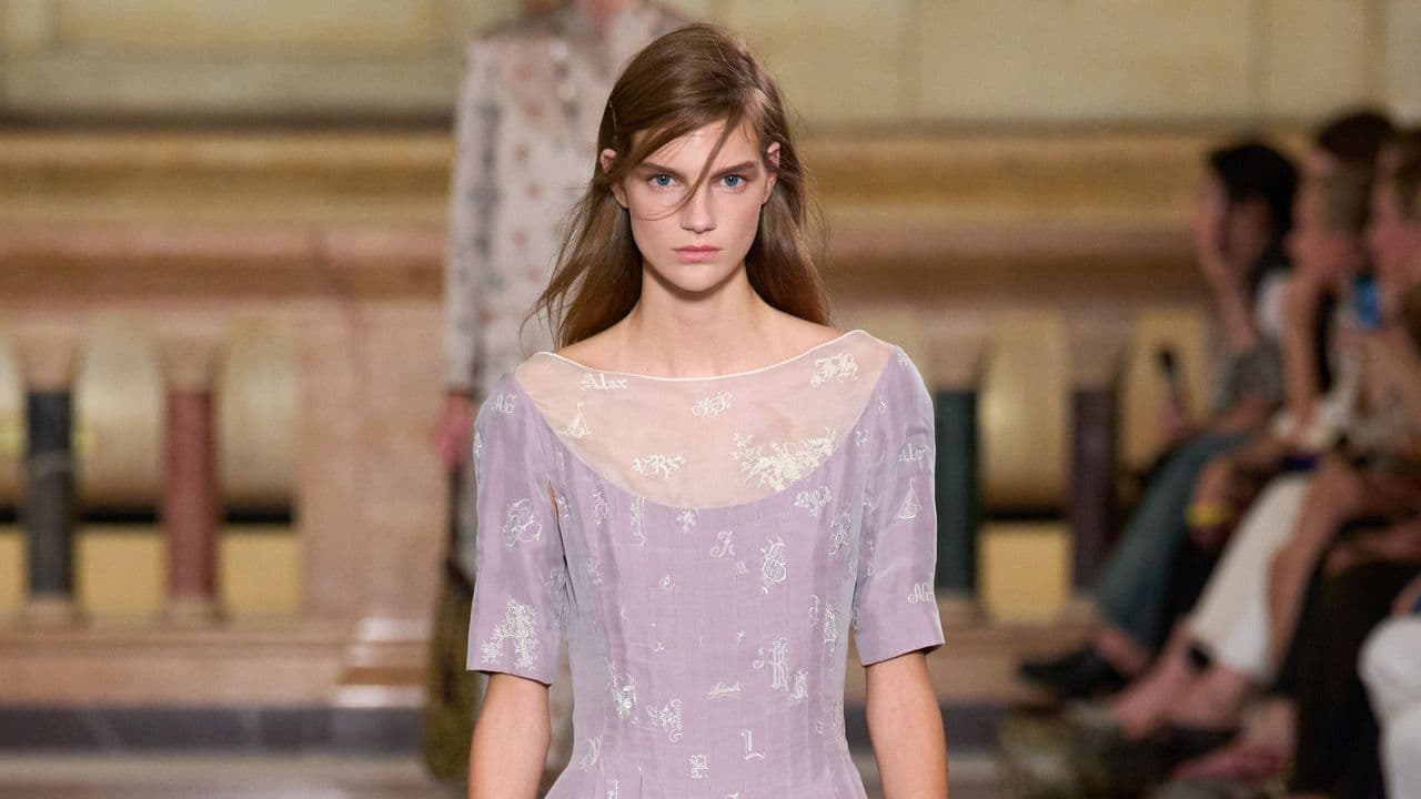 Moda primavera 2026: il color lavanda conquista il guardaroba con eleganza