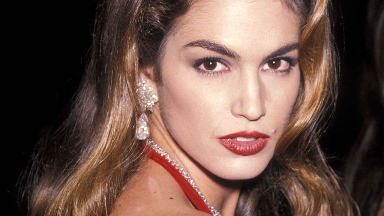 Cindy Crawford compie 60 anni: da ingegnera mancata a icona senza tempo
