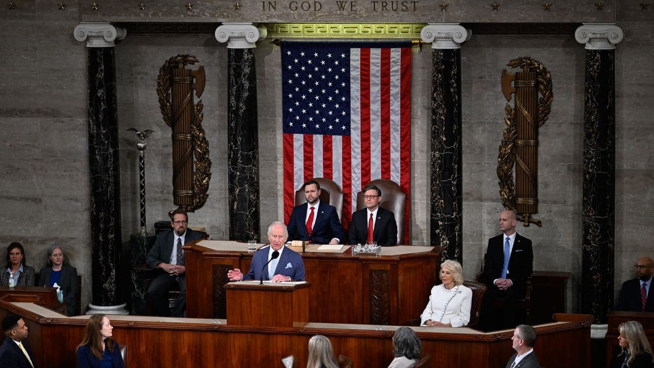 Re Carlo conquista il Congresso USA: Trump ammette di essere «geloso»