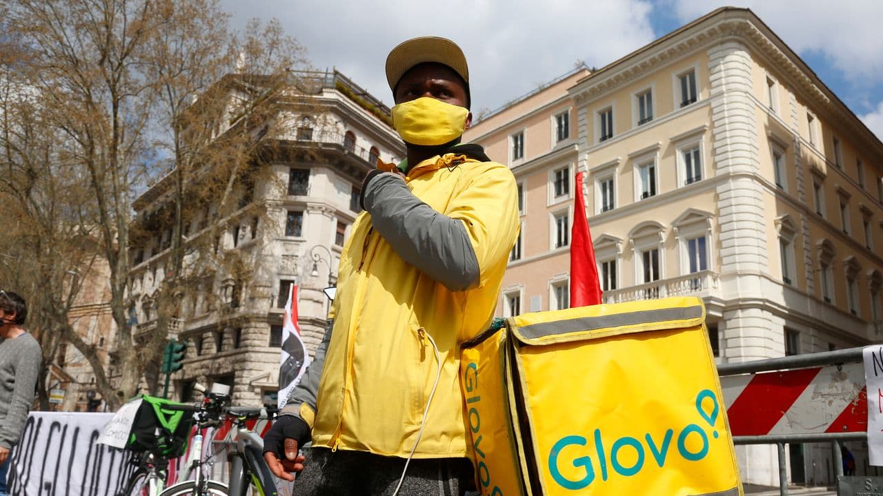 Glovo commissariata per caporalato: convalidato controllo su 40mila rider