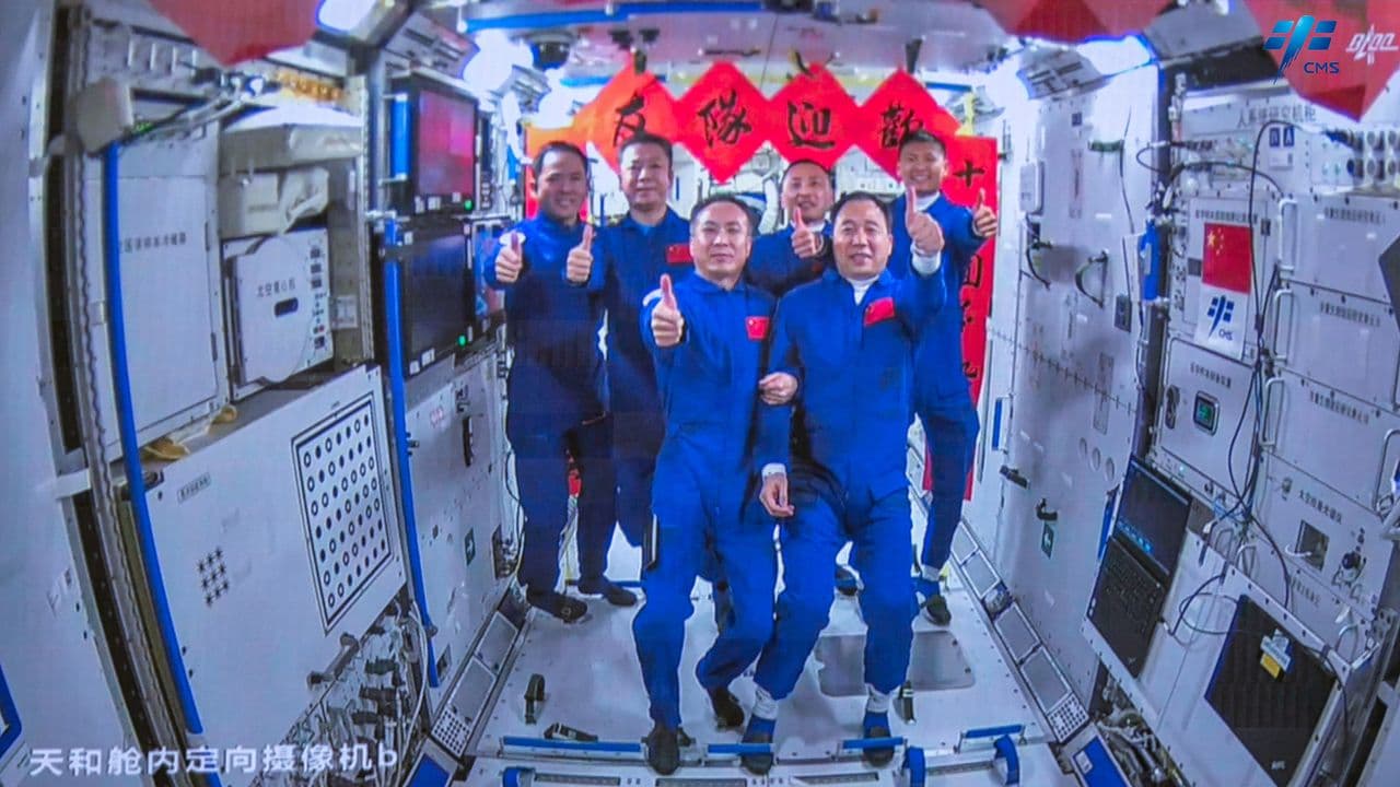 La Cina sfida gli USA nella corsa allo spazio con programmi ambiziosi
