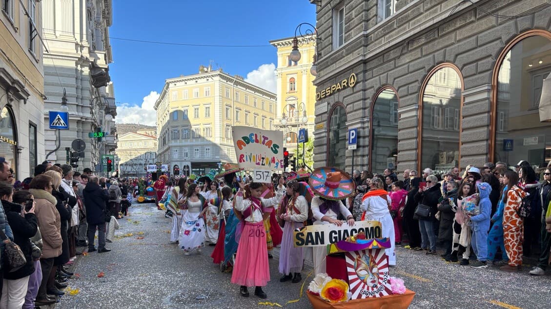 Trieste in festa per il Carnevale: sfilano maschere e carri