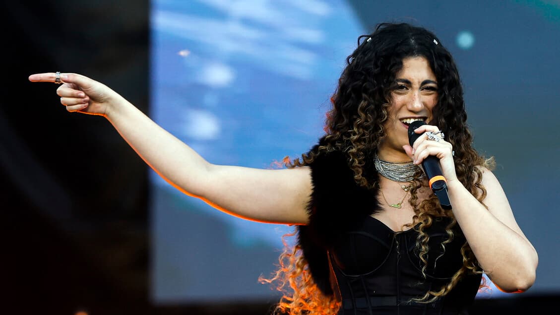 Delia cambia Bella Ciao al Concertone: polemica per 'essere umano'