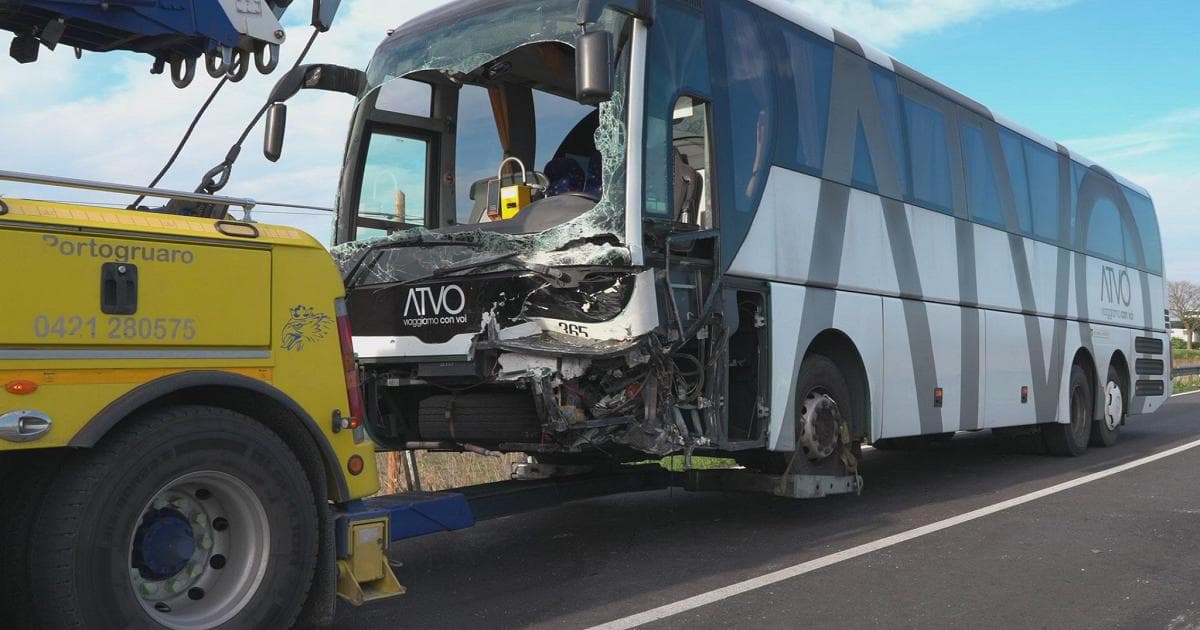 Tragico scontro auto-bus nel Veneziano: morto 60enne, 5 feriti
