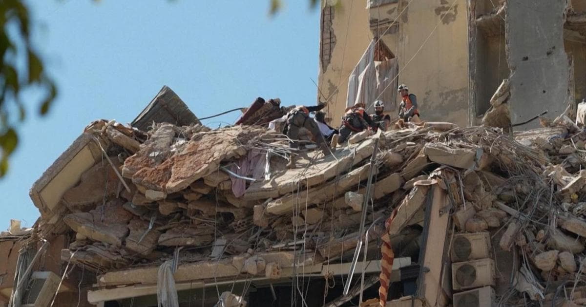 Libano, ricerche tra le macerie dopo raid israeliani: 3 morti
