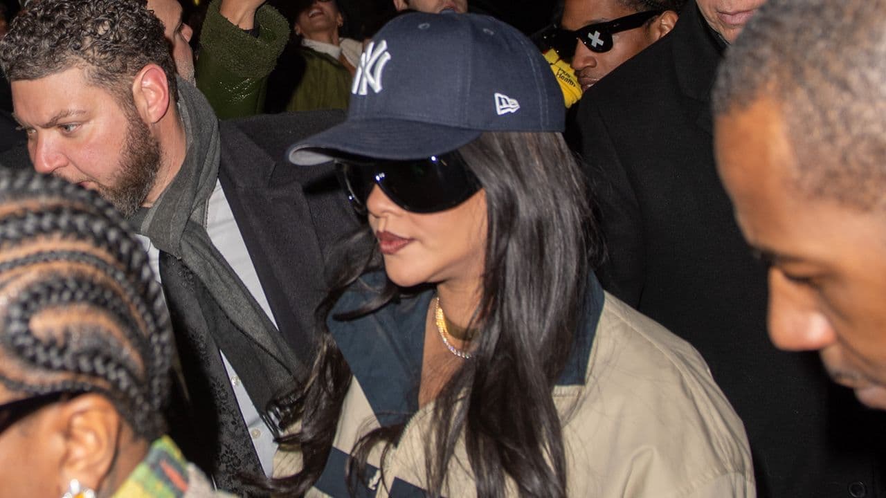 La giacca Saint Laurent che conquista Rihanna: il nuovo trend sporty-chic