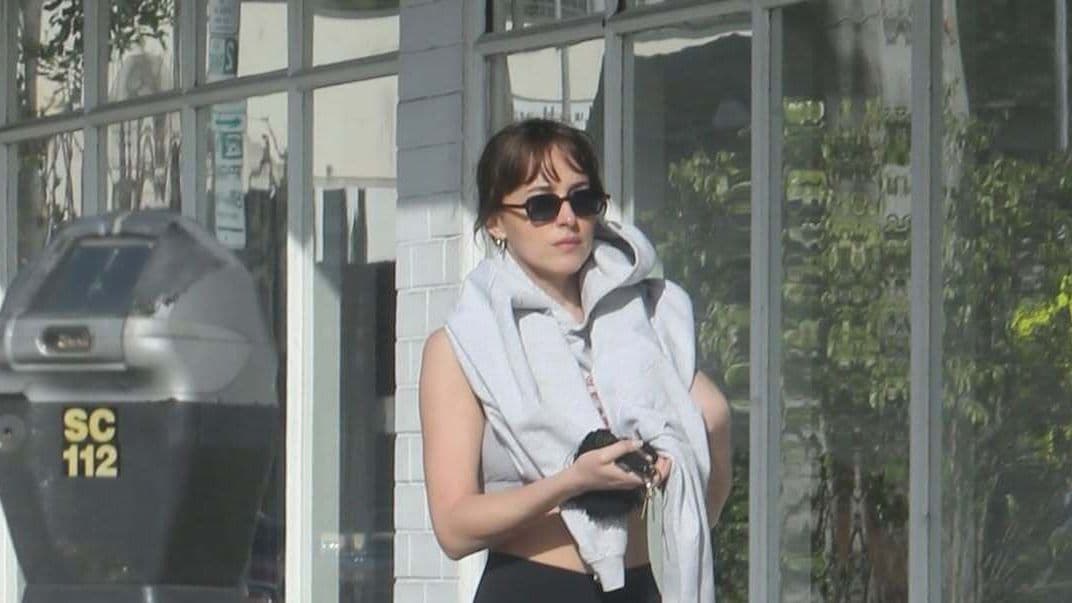 Dakota Johnson e le Nike V2K: l'icona fashion che conquista il Time