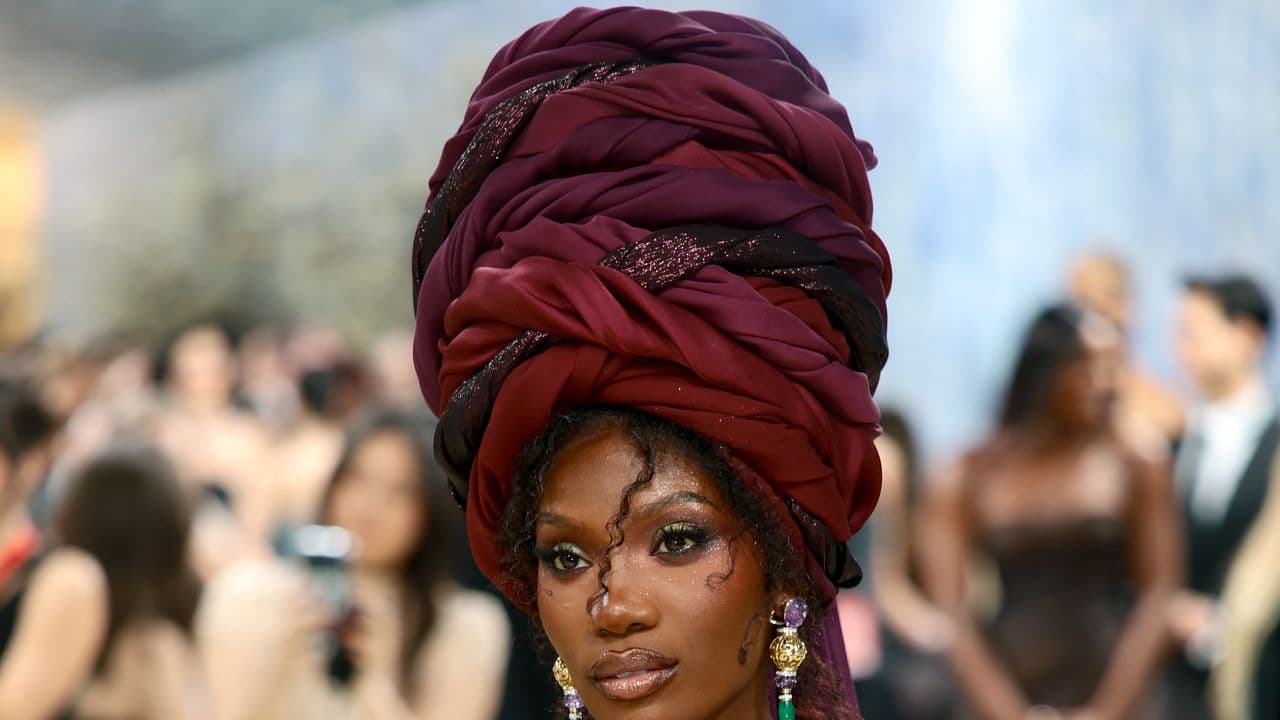 Doechii scalza al Met Gala 2026: il gesto rivoluzionario che sfida il protocollo