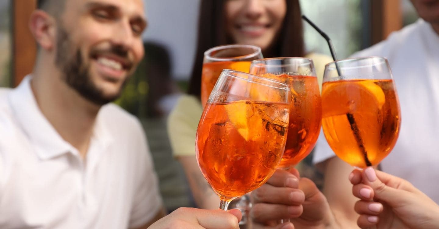 Giovani e alcol: cresce la moda del consumo "a strisce"