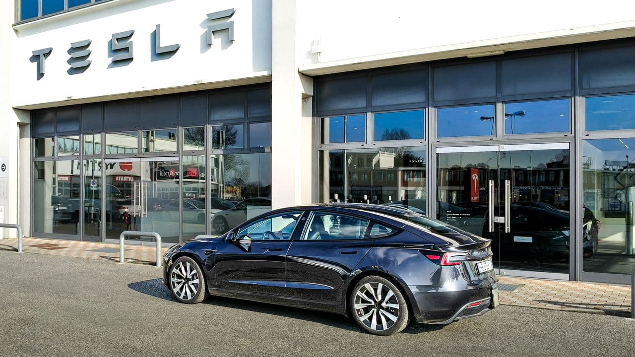 Tesla FSD testato a Milano: la guida autonoma arriva in Europa nel 2026